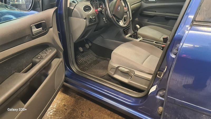 Second-hand Ford Focus 101 CP (74 kW) 2007 Albastru Hatchback
