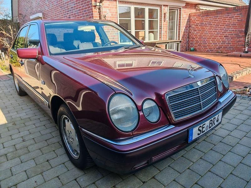 Gebraucht Mercedes E230 Elegance 150 PS (110 kW) 1995 Rot Limousine