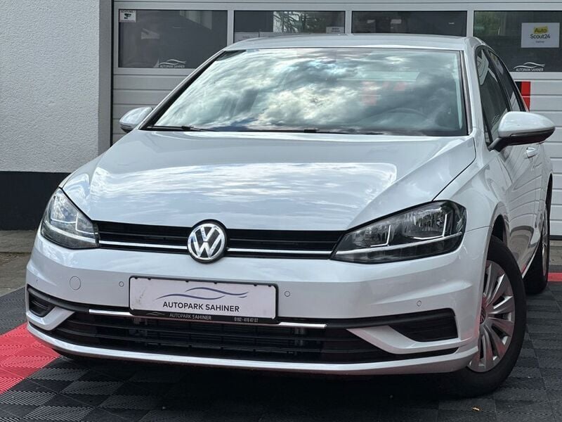 Weiß Gebraucht 2018 VW Golf VII Trendline Limousine | 7.999 € (Superpreis) - Bild 1/4