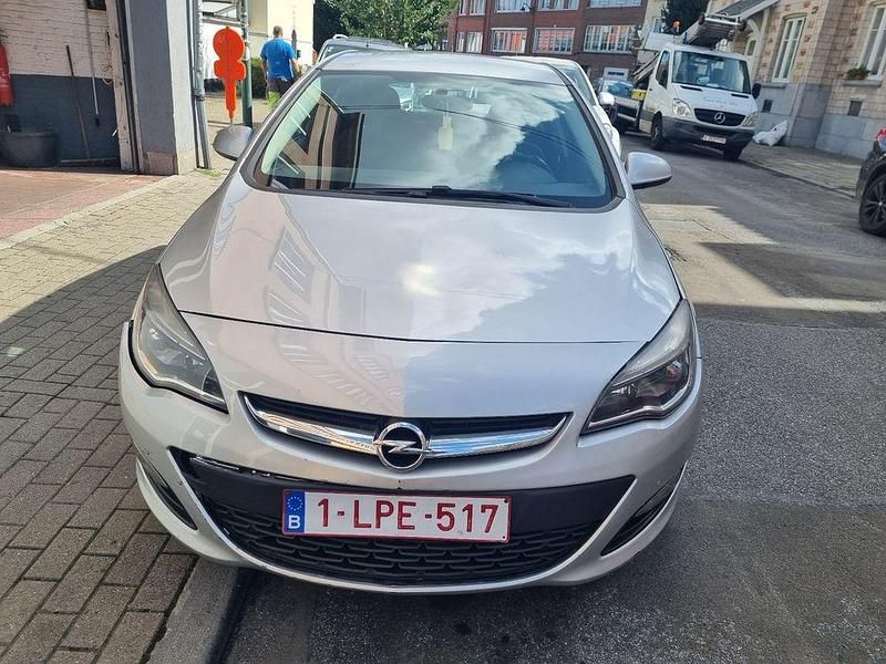 Gebraucht Opel Astra Edition 131 PS (96 kW) 2014 Silber Limousine