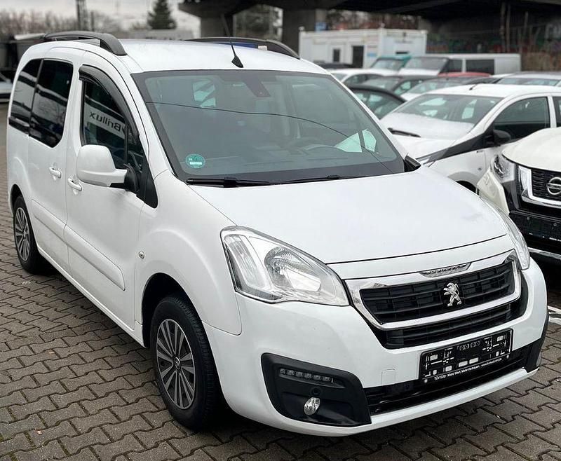 Gebraucht Peugeot TePee Active 99 PS (72 kW) 2016 Weiß SUV