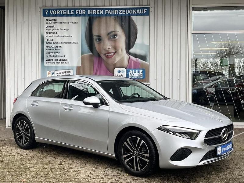 Silber Gebraucht 2023 Mercedes A200 Advanced Limousine | 27.467 € (Fairer Preis) - Bild 1/4