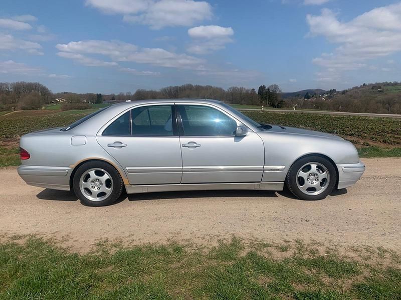 Silber Gebraucht 2001 Mercedes E200 Avantgarde Limousine | 1.690 € (Superpreis) - Bild 1/4