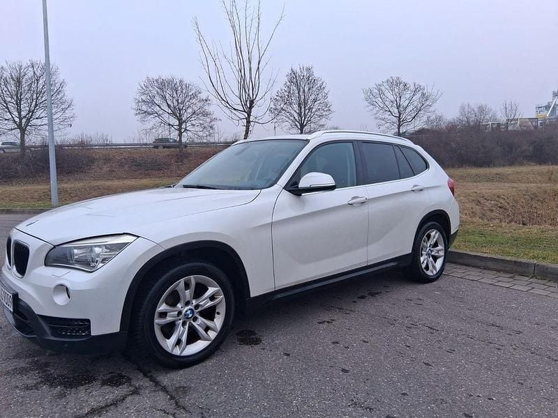 Weiß Gebraucht 2013 BMW X1 Sport Line SUV | 7.990 € (Superpreis) - Bild 1/4