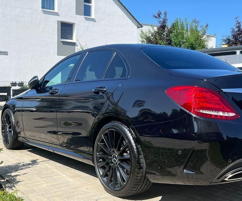 Schwarz Gebraucht 2015 Mercedes C180 AMG line Limousine | 17.200 € (Fairer Preis) - Bild 1/4
