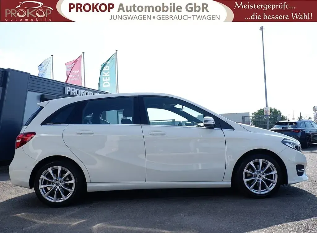 Gebraucht Mercedes B180 Urban 122 PS (89 kW) 2017 Weiß Kleinwagen
