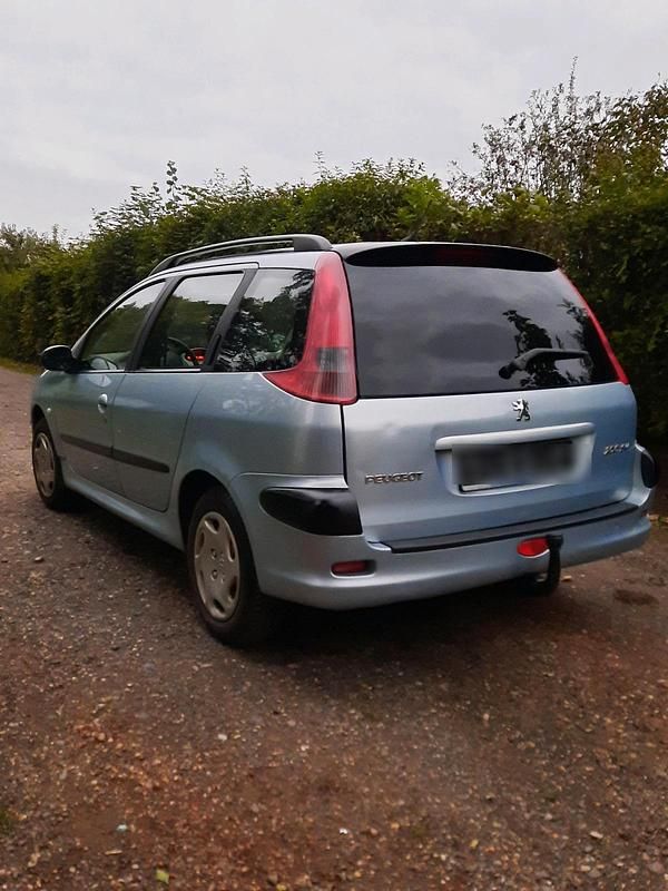 Grau Gebraucht 2003 Peugeot 206 Kombi | 1.300 € (Fairer Preis) - Bild 1/4