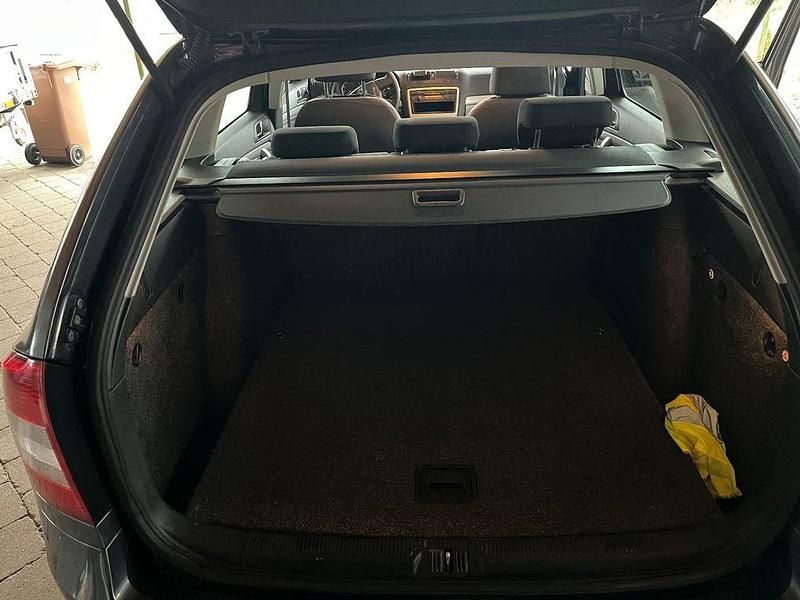 Gebraucht Skoda Octavia Elegance 122 PS (89 kW) 2010 Grau Kombi