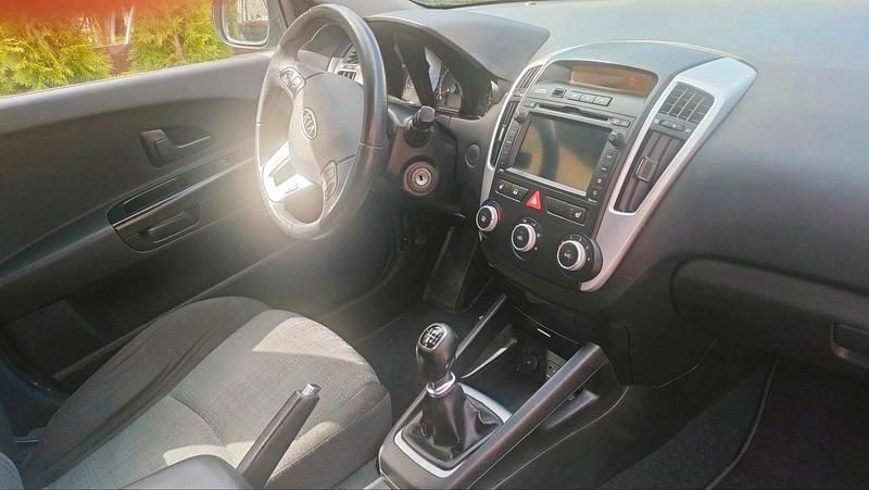 Gebraucht Kia Ceed Sportswagon 90 PS (66 kW) 2011 Rot Kombi