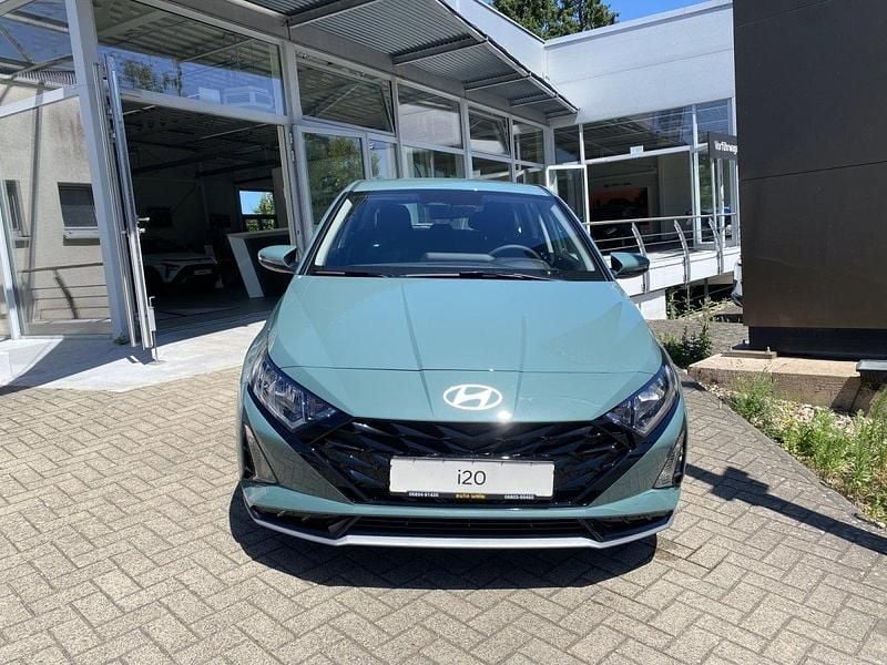 Gebraucht Hyundai i20 Select 101 PS (74 kW) 2025 Mangrove green Limousine