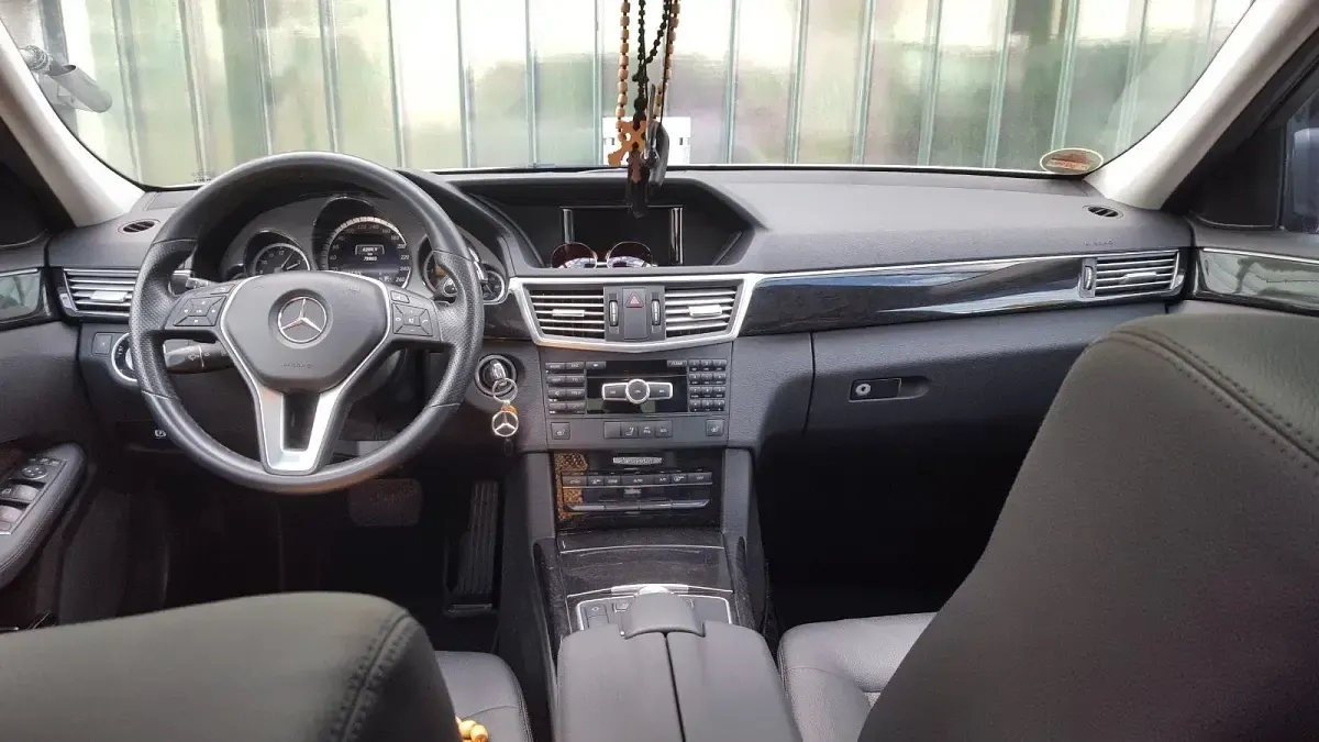 Używany Mercedes E220 Avantgarde 170 KM (125 kW) 2012 Srebrny Sedan/Limuzyna