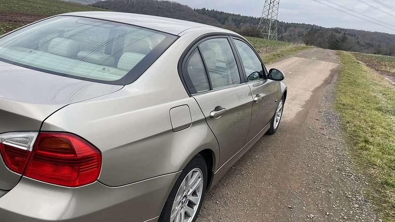 Gebraucht BMW 318 129 PS (94 kW) 2007 Gold Limousine