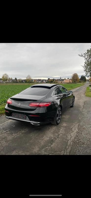 Gebraucht Mercedes E220 194 PS (142 kW) 2019 Schwarz Coupé