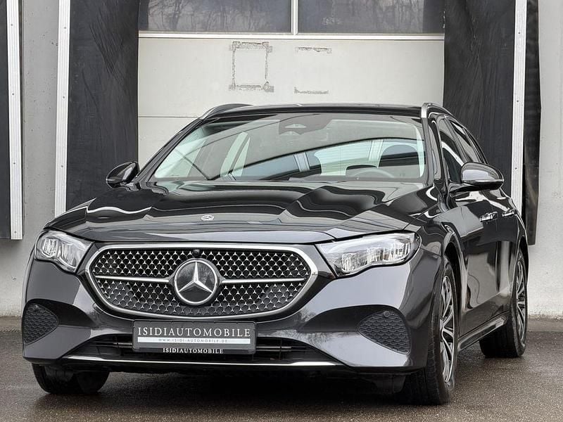 Grau Gebraucht 2024 Mercedes E200 Avantgarde Limousine | 39.900 € (Superpreis) - Bild 1/4