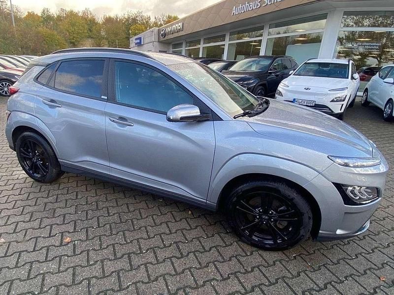 Shimmering silver / met Gebraucht 2021 Hyundai Kona Prime SUV | 23.990 € (Teuer) - Bild 1/4