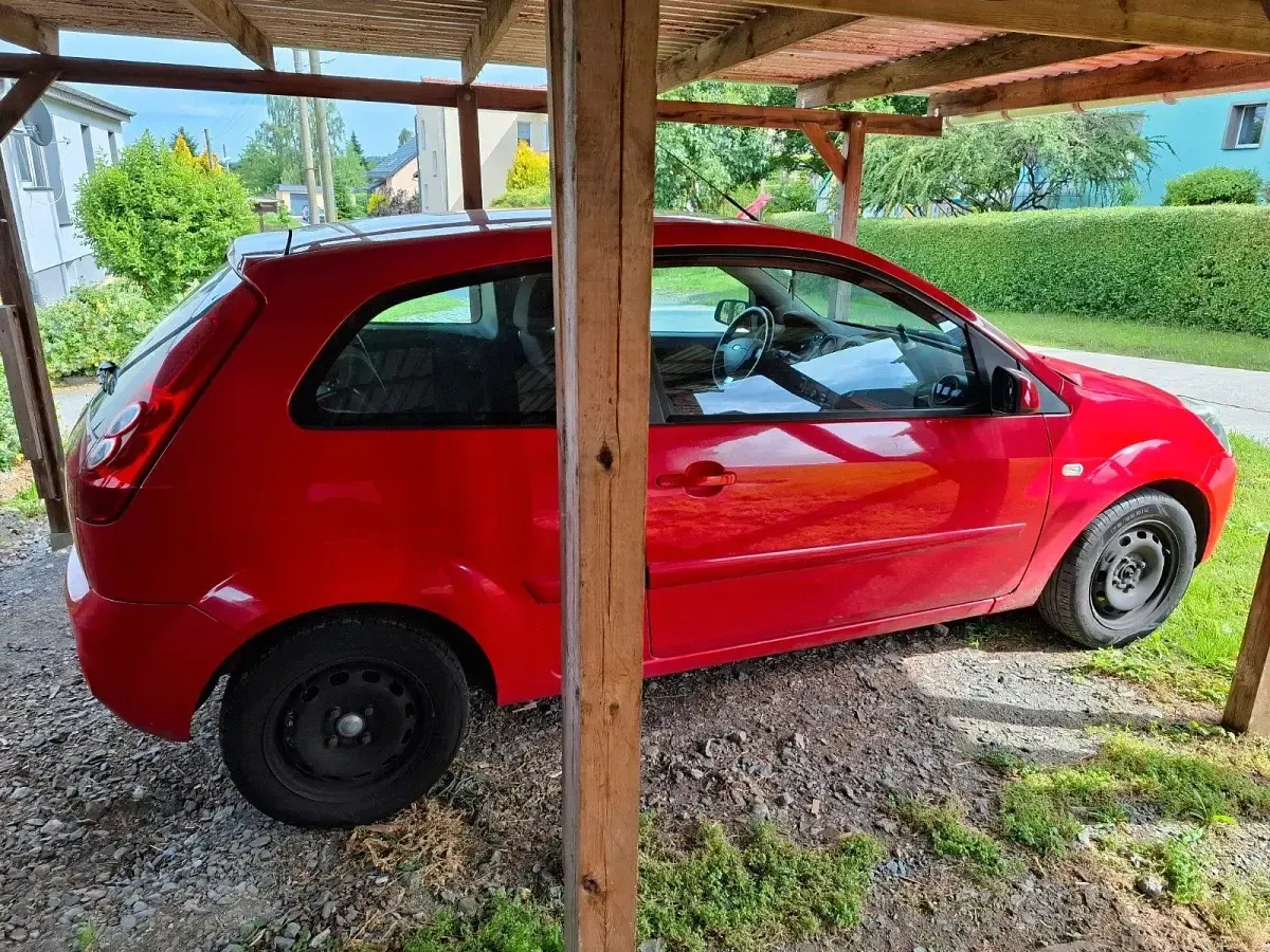 Gebraucht Ford Fiesta Ambiente 60 PS (44 kW) 2008 Rot Kleinwagen
