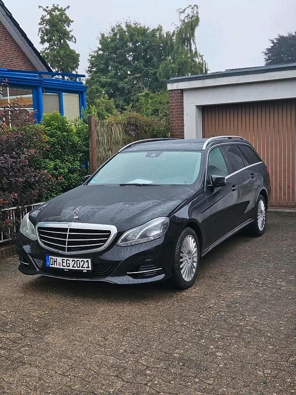 Schwarz Gebraucht 2013 Mercedes E220 Elegance Kombi | 9.400 € (Guter Preis) - Bild 1/4