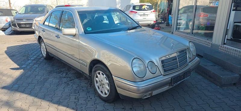 Gebraucht Mercedes 240 170 PS (125 kW) 1998 Silber Limousine