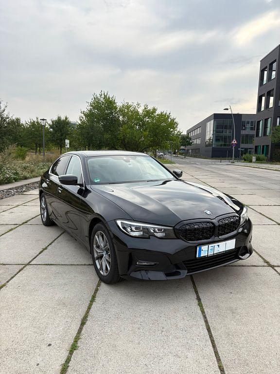 Schwarz Gebraucht 2020 BMW 330e Limousine | 27.890 € (Guter Preis) - Bild 1/4