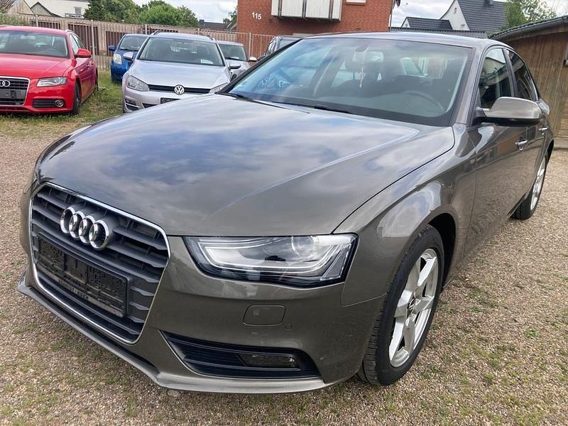 Grau Gebraucht 2012 Audi A4 Attraction Limousine | 10.999 € (Etwas zu teuer) - Bild 1/4