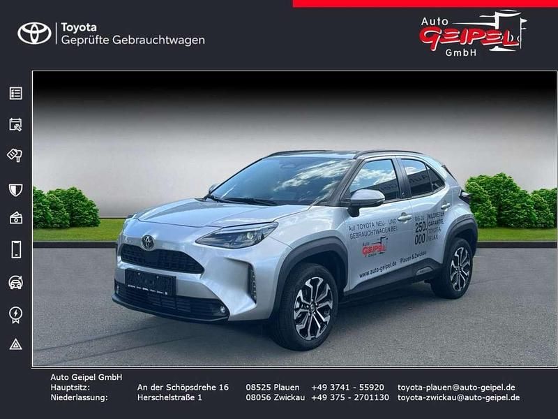Silver metallic Gebraucht 2024 Toyota Yaris Hybrid Team SUV | 29.690 € (Teuer) - Bild 1/4