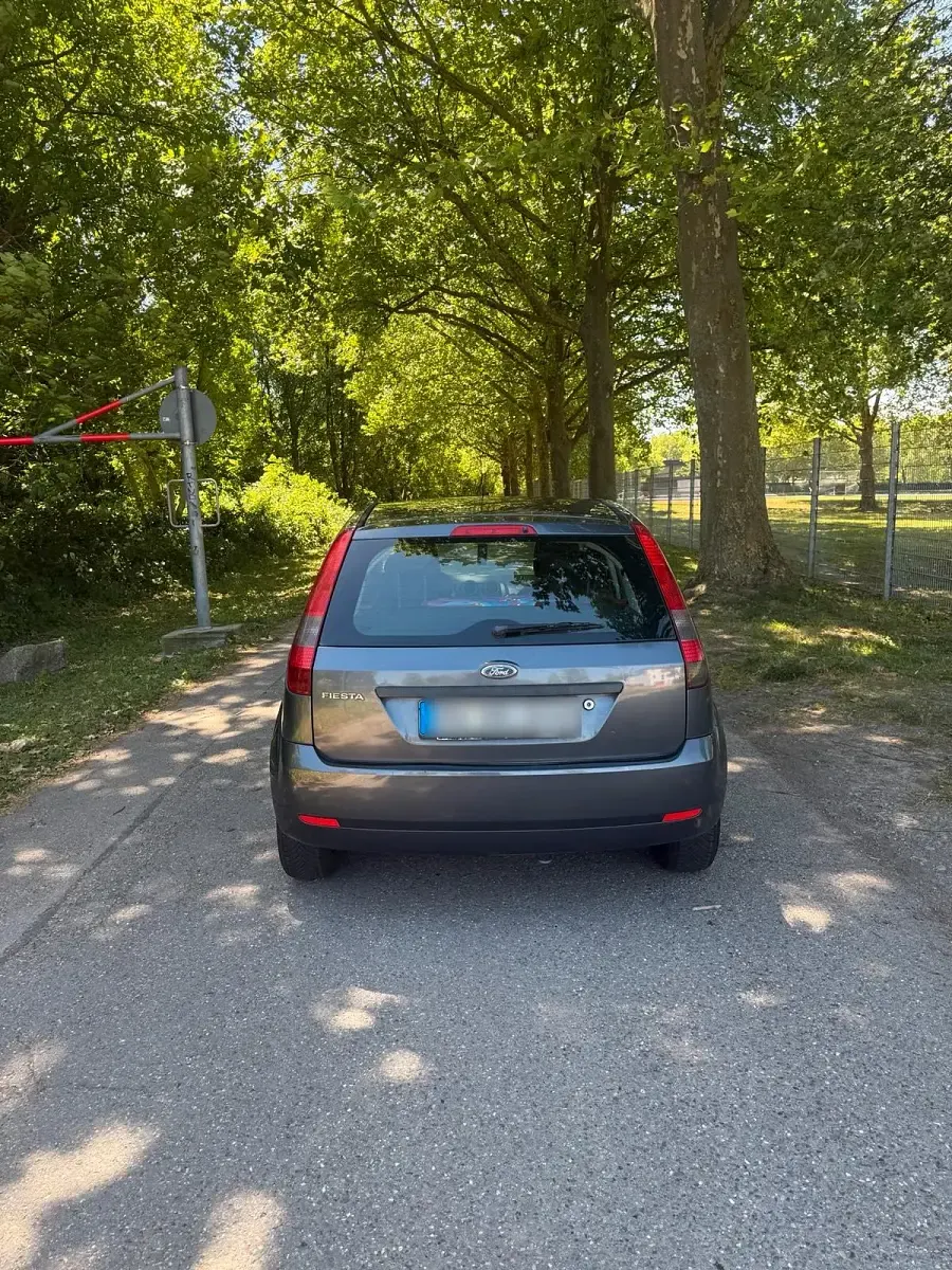 Gebraucht Ford Fiesta 69 PS (50 kW) 2005 Grau Kleinwagen
