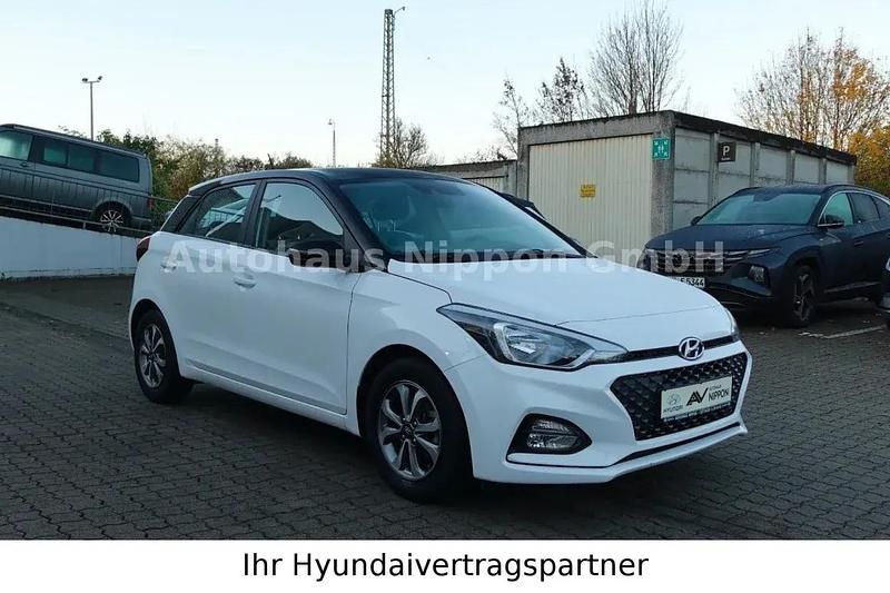 Polar white / black Gebraucht 2019 Hyundai i20 Trend Kleinwagen | 11.985 € (Etwas zu teuer) - Bild 1/1