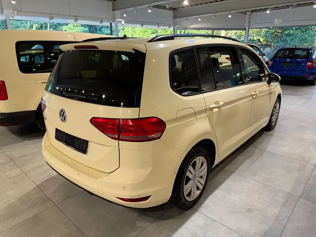 Gebraucht VW Touran 110 PS (80 kW) 2018 Gelb Van / Kleinbus
