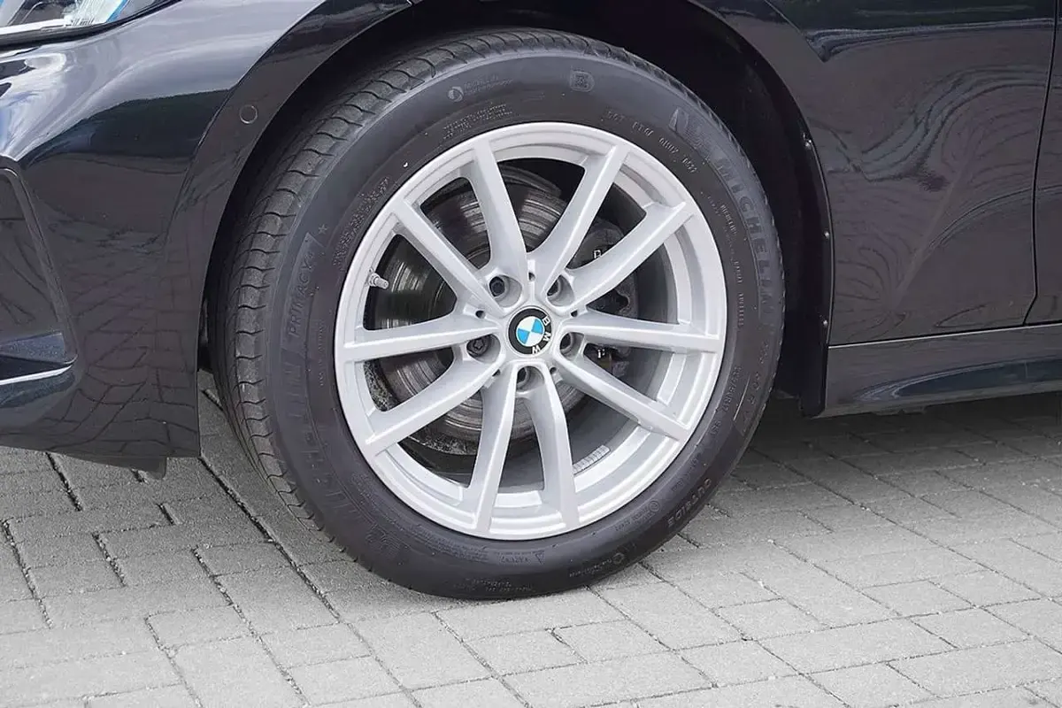 Gebraucht BMW 320 Sport Line 184 PS (135 kW) 2023 Saphirschwarz Limousine