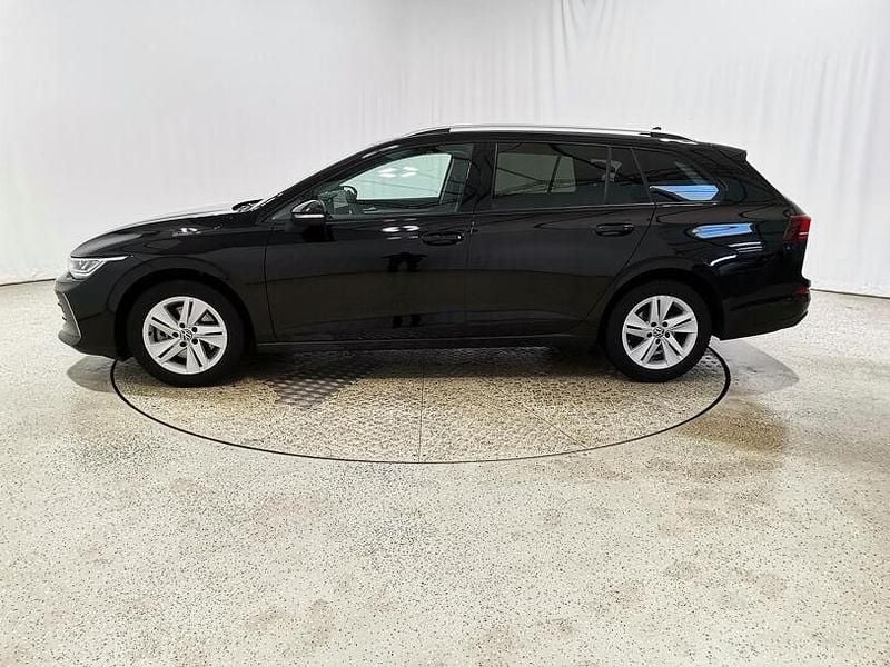 Gebraucht VW Golf VIII Life 200 PS (147 kW) 2024 Grenadillschwarz metallic Kombi