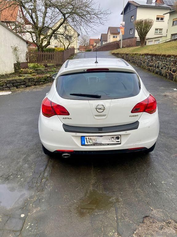 Gebraucht Opel Astra 140 PS (102 kW) 2012 Weiß Limousine