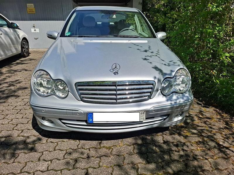 Silber Gebraucht 2005 Mercedes C230 Elegance Limousine | 9.000 € - Bild 1/4