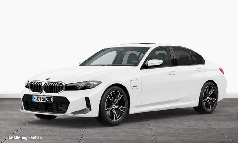 Weiß Gebraucht 2022 BMW 330e M Sport Limousine | 30.890 € (Guter Preis) - Bild 1/4