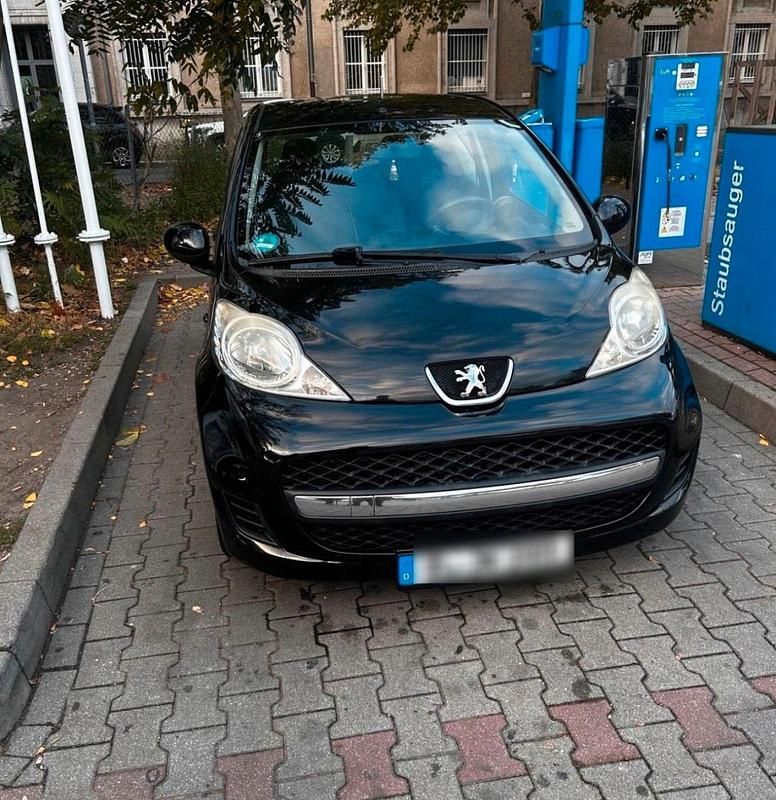 Gebraucht Peugeot 107 68 PS (50 kW) 2010 Schwarz Kleinwagen