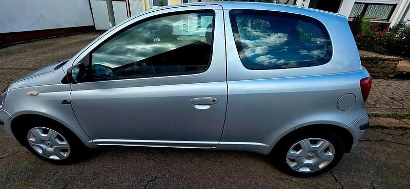 Silber Gebraucht 2002 Toyota Yaris Kleinwagen | 2.500 € (Teuer) - Bild 1/4