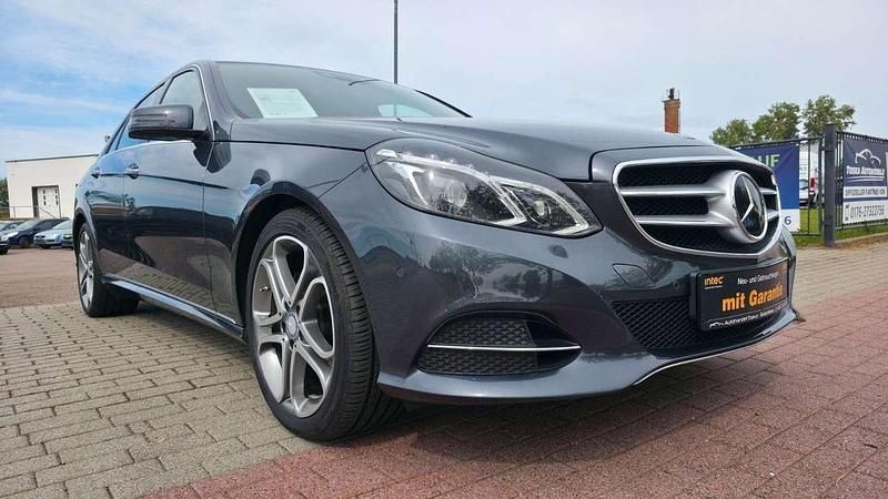 Grau Gebraucht 2013 Mercedes E300 Limousine | 16.900 € (Fairer Preis) - Bild 1/4