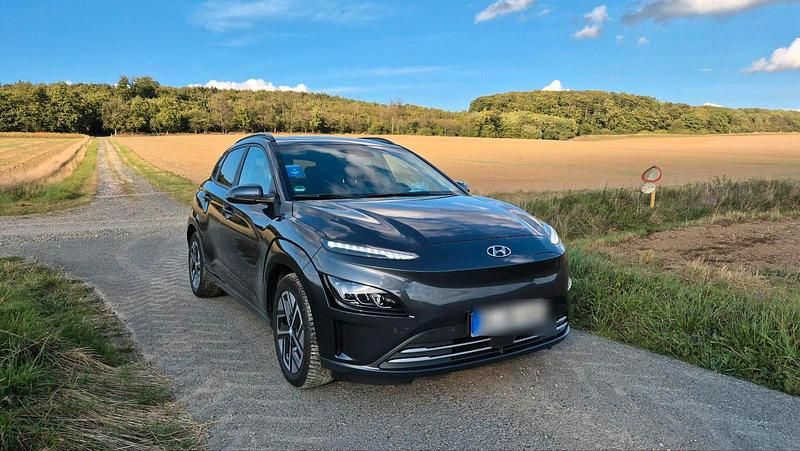 Grau Gebraucht 2023 Hyundai Kona Prime SUV | 29.000 € (Etwas zu teuer) - Bild 1/4