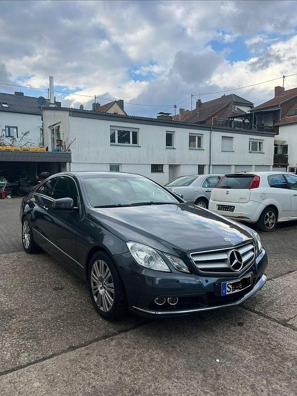Grau Gebraucht 2010 Mercedes E200 Coupé | 9.999 € (Fairer Preis) - Bild 1/4