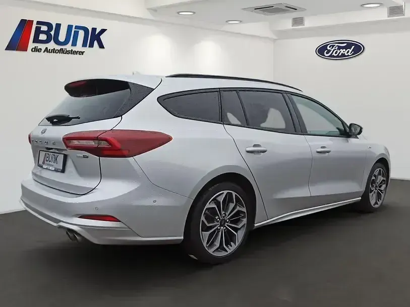 Gebraucht Ford Focus ST-Line X 155 PS (114 kW) 2022 Moodust silver met. Limousine