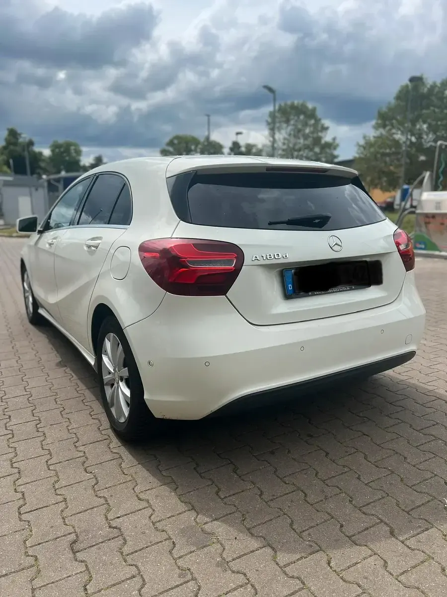 Gebraucht Mercedes A180 Style 109 PS (80 kW) 2017 Weiß Limousine