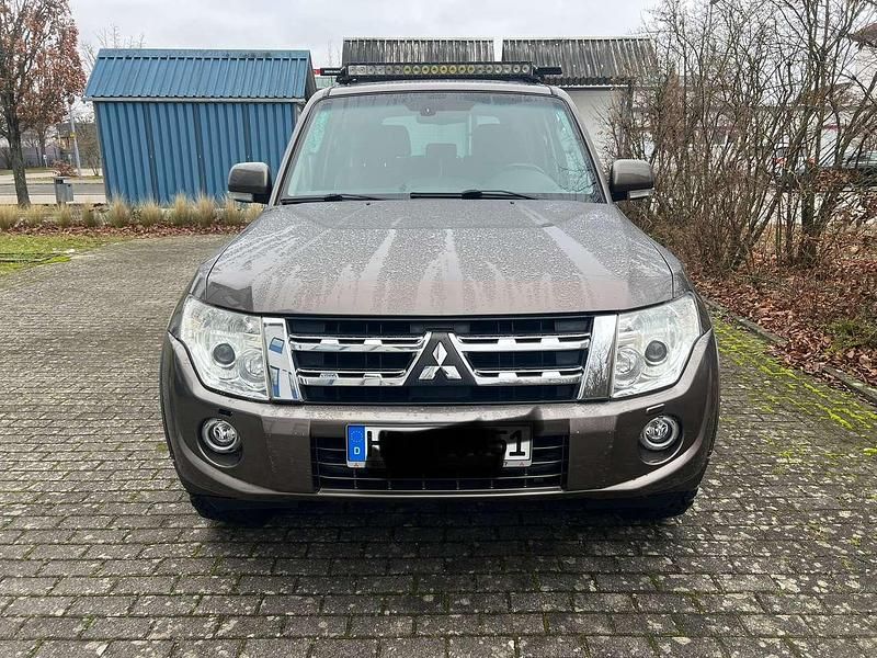 Gebraucht Mitsubishi Pajero Intense 200 PS (147 kW) 2012 Braun SUV