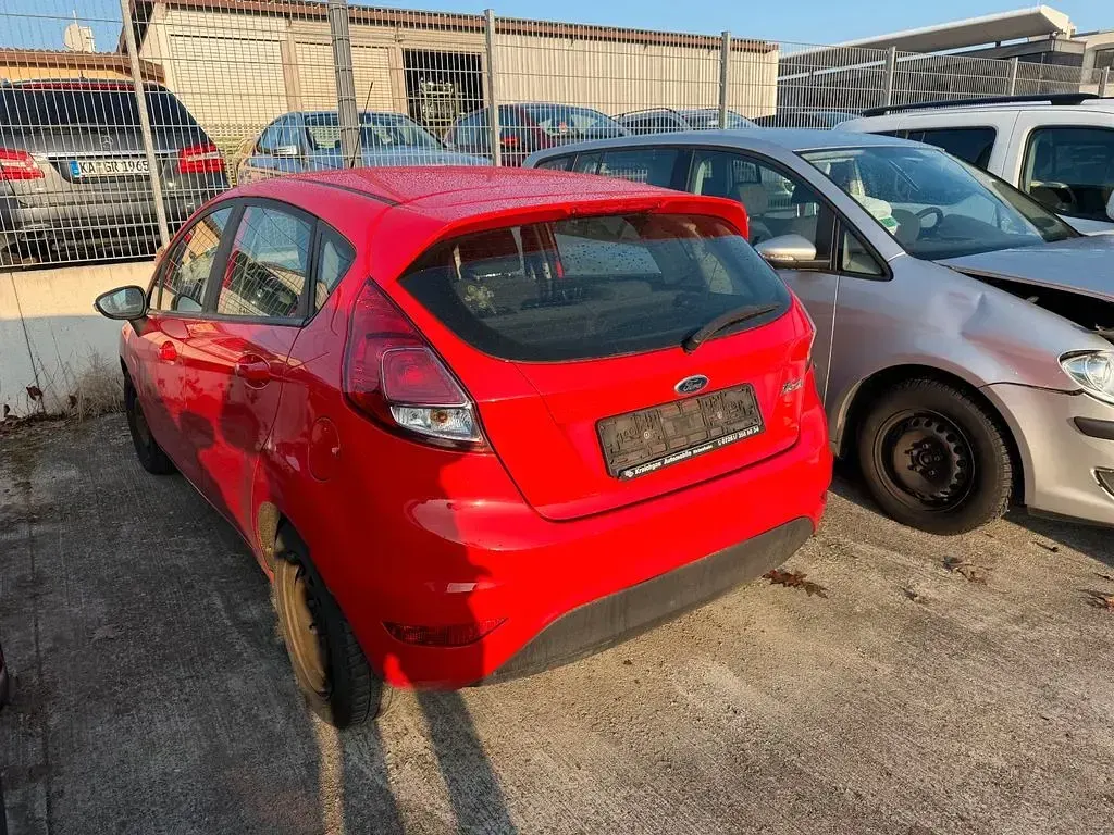 Usata Ford Fiesta Trend 95 CV (69 kW) 2015 Rosso Utilitaria
