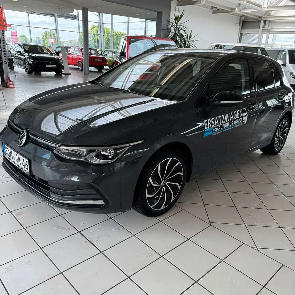 Gebraucht VW Golf VII Life 150 PS (110 kW) 2021 Delfingrau metallic Kleinwagen