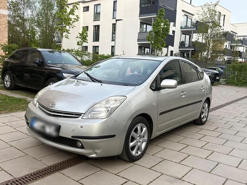 Second-hand Toyota Prius 77 CP (56 kW) 2005 Argintiu Hatchback