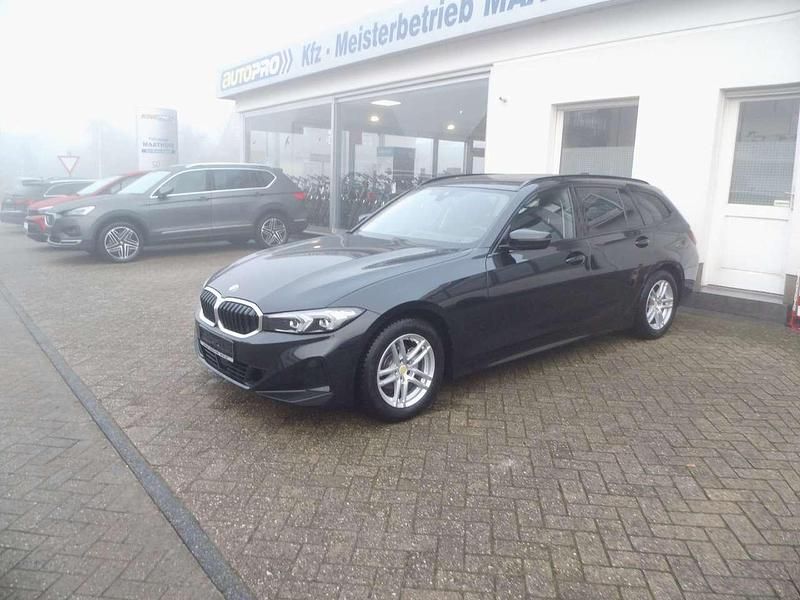Gebraucht BMW 320 190 PS (139 kW) 2023 Black sapphire metallic Kombi