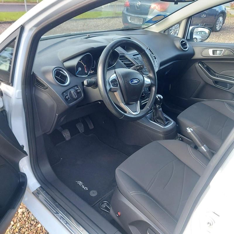 Gebraucht Ford Fiesta 95 PS (69 kW) 2013 Weiß Kleinwagen