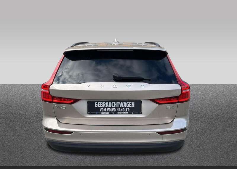Gebraucht Volvo V60 Core 163 PS (119 kW) 2023 Bright dusk / metallic Kombi