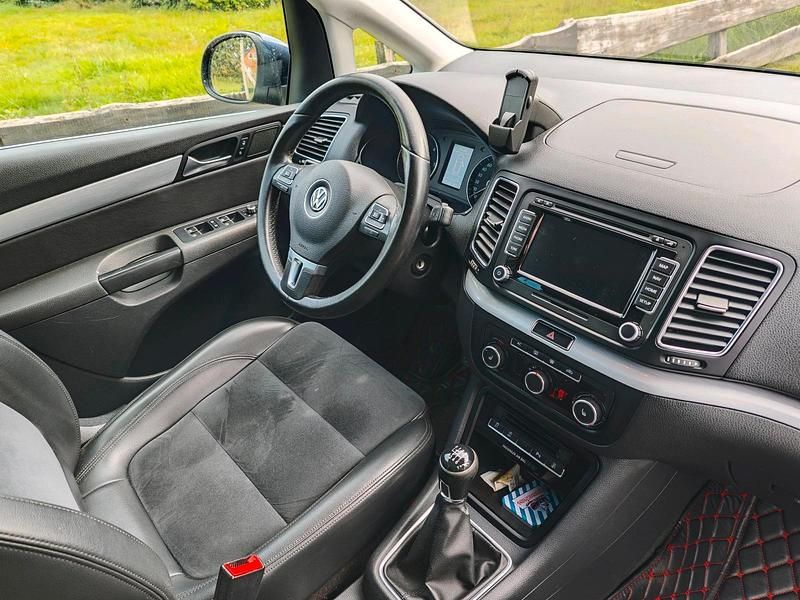 Second-hand VW Sharan 140 CP (102 kW) 2012 Albastru Monovolum