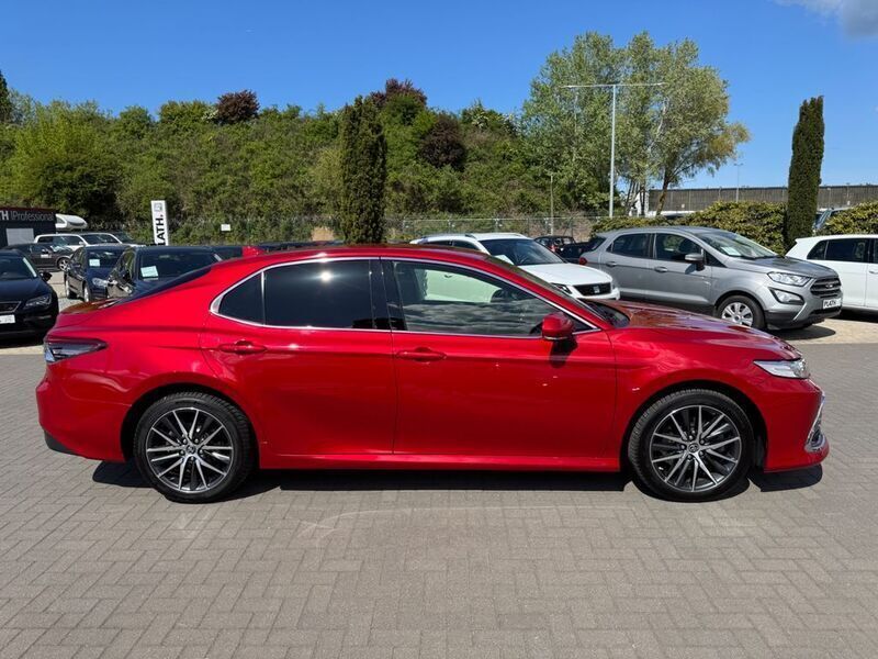 Gebraucht Toyota Camry Hybrid Executive 178 PS (130 kW) 2021 Rot Limousine
