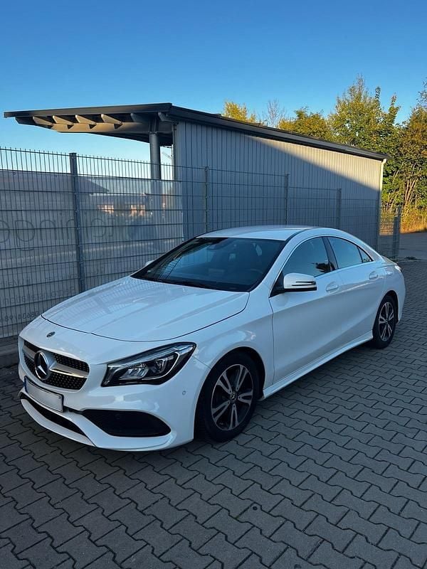 Weiß Gebraucht 2018 Mercedes CLA180 AMG line Limousine | 20.300 € (Etwas zu teuer) - Bild 1/4